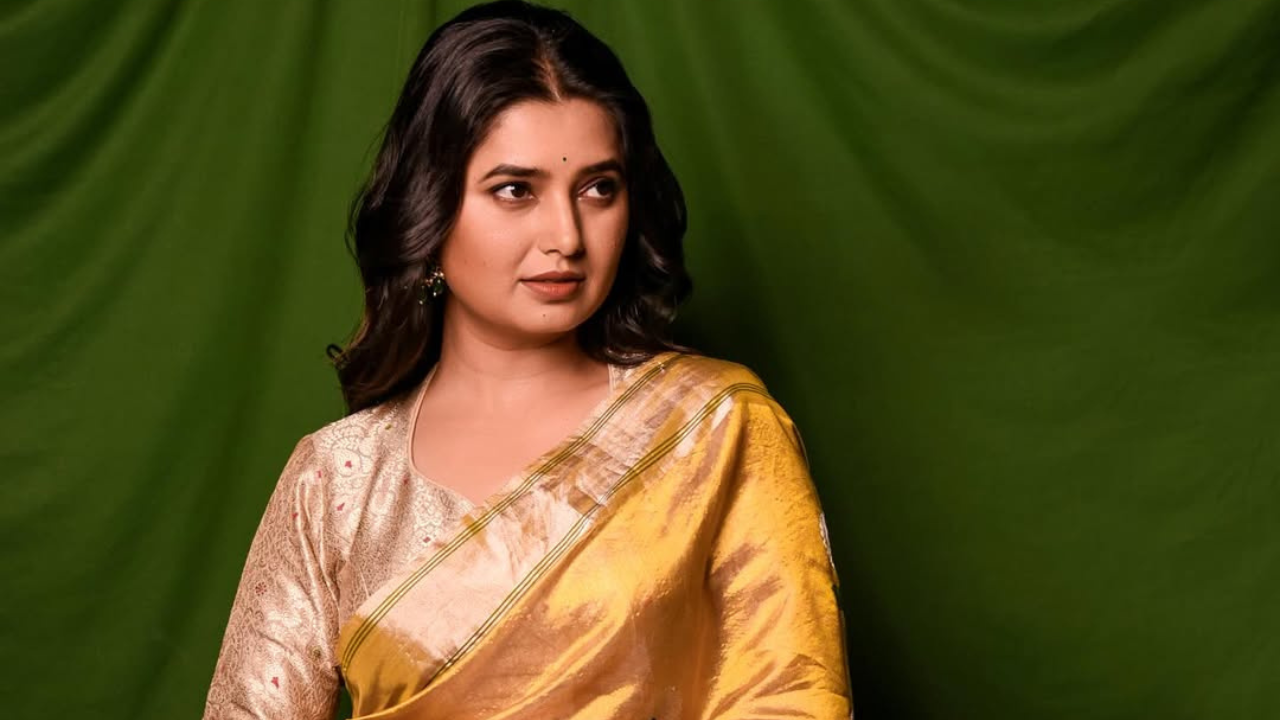 साडीतली सुंदरा, नजरेत ती लाजरी, साडीमध्ये शाही… प्राजक्ता माळी म्हणजे अस्सल मराठी सौंदर्य!, अशा अनेक कौतुकांचा वर्षाव पोस्टखाली झाला आहे. 