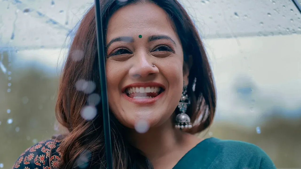 अभिनेत्रीने केलेल्या पोस्टमध्ये तेहजीब हाफी यांची 'मैं कि कागज की एक कश्ती हूँ,पहली बारिश ही आखिरी है मुझे' कवितेच्या ही ओळ लिहली आहे. 