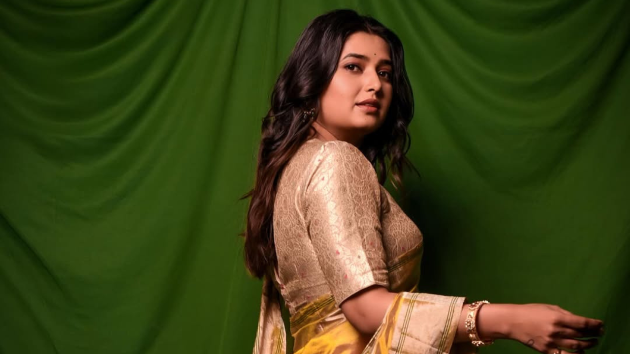 गळ्यातील हार, कानामध्ये असणारी इअररिंग्स... आह! म्हणजे बघताच क्षणी तुम्ही प्रेमात न्हाऊन जाल. 