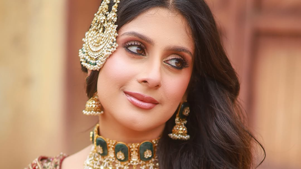 अभिनेत्रीने पोस्टखाली कॅप्शनमध्ये 'Saiyaara Tu Toh Badla Nahin Hai, Mausam Zara Sa Rootha Hua Hai.' असे नमूद केले आहे. 