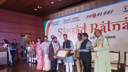 Thane News :  खासदार नरेश म्हस्के यांना `संसद रत्न’ पुरस्कार प्रदान; नवी दिल्लीत पार पडला पुरस्कार सोहळा