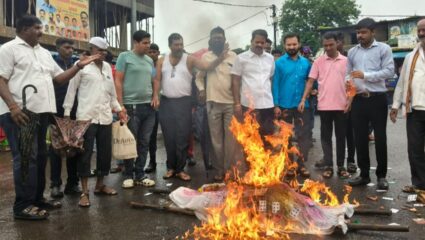 मोखाड्यात कृषीमंत्री कोकाटेंच्या प्रतिकात्मक पुतळ्याचे दहन, शिवसेना ठाकरे गटाकडून तीव्र निषेध