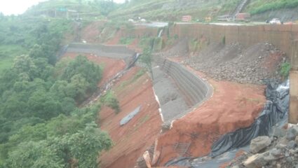 Ratnagiri News : परशुराम घाटात दरडीकडील भाग धोकादायक; महामार्गावर एकेरी वाहतूक, दुरुस्तीच्या कामाला ब्रेक