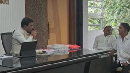 Alibug News : अलिबाग-वडखळ रस्त्यावरील खड्डे तात्काळ बुजविण्याची मागणी