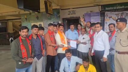 ‘पे अँड पार्क’ चा ठेका मराठी तरुणांना द्या, अन्यथा रेल्वे स्थानकात आंदोलन करू; मनसैनिकांची चिपळूण रेल्वे स्थानकात धडक