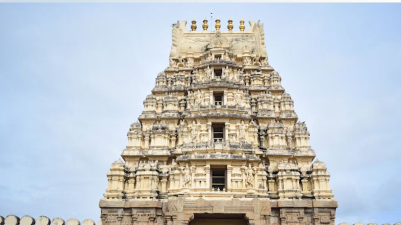  रंगनाथस्वामी मंदिर , तामिळनाडू: भगवान विष्णूच्या रंगनाथ (शेषशयी) स्वरूपाला समर्पित या मंदिराची स्थापना केली गेली. . हे मंदिर दक्षिण भारतातील सर्वात मोठे आणि पवित्र वैष्णव मंदिर मानले जाते. हे मंदिर वससेलं आहे. 