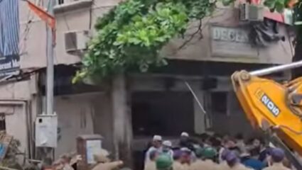 Sambhajinagar : अनधिकृत बांधकामावर हातोडा; दिल्लीगेट ते हर्सूल टी पॉइंट कारवाईला सुरुवात