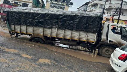 Chakan-Shikrapur Road : चाकण-शिक्रापूर रस्त्याची चाळण; अपघातांचा धोका वाढला