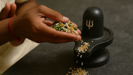 Shravan 2025 :  शिवामूठ म्हणजे काय ? श्रावणातच महादेवांना शिवामूठ का वाहिली जाते ?