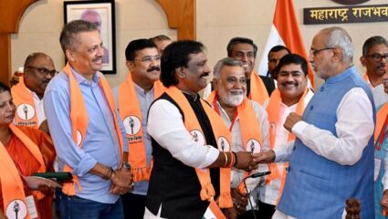 Maharashtra Politics : उद्धव ठाकरेंच्या सर्व शिलेदारांनी घेतली राज्यपालांची भेट; नेमकी मागणी तरी काय?