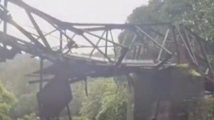 Sindhudurg : ‘अन्नपूर्णा’ नदीवरील साकव कोसळला, नदी ओलांडून जीवघेणा प्रवास