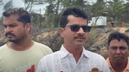 Sindhudurg :  उधाणामुळे तळाशीलचा किनारा धोक्यात, ग्रामस्थांची उपाययोजनांची मागणी ‪