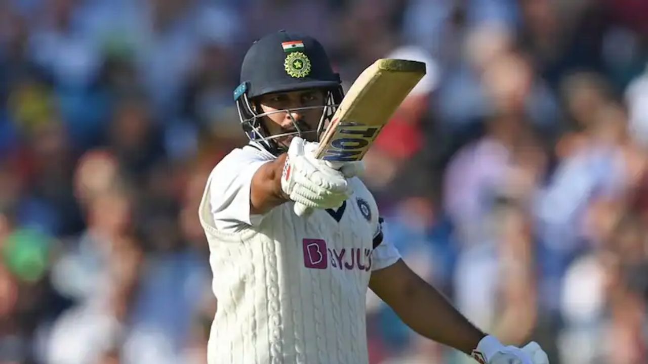 अष्टपैलू खेळाडू शार्दुल ठाकूरने ३१ चेंडूत अर्धशतक झळकावले आहे. २०२१ मध्ये ओव्हल येथे इंग्लंडविरुद्ध त्याने शानदार फलंदाजी केली होती. पहिल्या डावात त्याने ३६ चेंडूत ५७ धावा केल्या. त्याने सात चौकार आणि तीन षटकार मारले. त्या सामन्यात शार्दुलने दोन अर्धशतके ठोकली. फोटो सौजन्य – X
