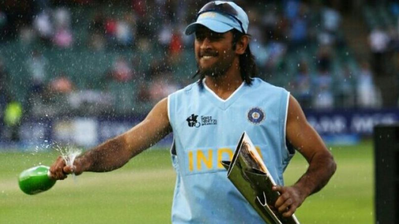 2013 मध्ये एमएस धोनीने चॅम्पियन्स ट्रॉफीच्या रूपात शेवटची आयसीसी ट्रॉफी जिंकली. यासह माहीने इतिहासाच्या पानांवर आपले नाव नोंदवले आहे. टी20, एकदिवसीय आणि चॅम्पियन्स ट्रॉफीच्या रूपात तीन आयसीसी मर्यादित षटकांच्या ट्रॉफी जिंकण्याचा विश्वविक्रम अजूनही त्याच्या नावावर आहे. रोहित शर्मा 2025 मध्ये चॅम्पियन्स ट्रॉफी जिंकेल. फोटो सौजन्य – X