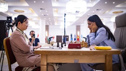 दिव्या देशमुखने रचला इतिहास! FIDE Women’s Chess World Cup फायनलमध्ये जाणारी भारताची पहिली महिला
