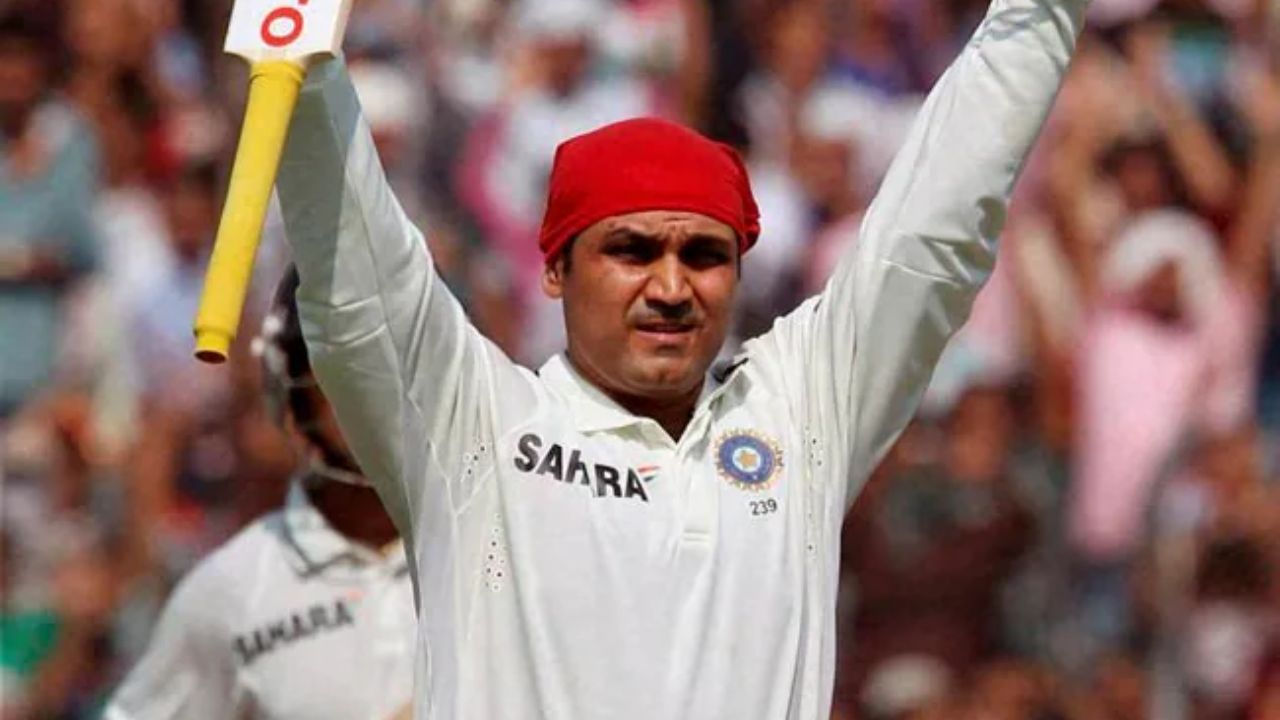 भारत विरुद्ध श्रीलंका यांच्यामध्ये झालेल्या 2009 मधील मालिकेमध्ये टीम इंडिया साठी वीरेंद्र सेहवाग याने 293 धावांची खेळी खेळली होती. ही त्याची सर्वोत्तम तिसरी मोठी धावसंख्या आहे. फोटो सौजन्य - x