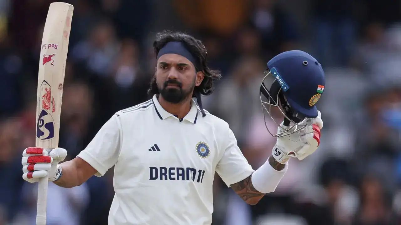 केएल राहुलने भारत आणि इंग्लंड या दोन देशांमध्ये १००० धावा पूर्ण करून या दिग्गज क्लबमध्ये आपले स्थान निर्माण केले. असे करणारा तो ७वा भारतीय ठरला आहे. राहुल व्यतिरिक्त, पॉली उम्रीगरने भारत आणि वेस्ट इंडिज या दोन देशांमध्ये १००० धावा पूर्ण केल्या आहेत. फोटो सौजन्य – X