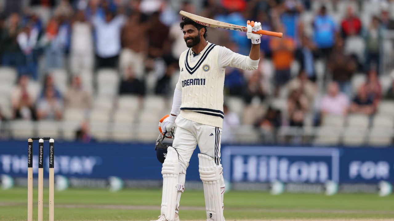 इंग्लंडविरुद्धच्या पाच सामन्यांच्या कसोटी मालिकेतील चार सामन्यांनंतर शुभमन गिलने ७२२ धावा, केएल राहुलने ५११ धावा, ऋषभ पंतने ४७९ धावा आणि रवींद्र जडेजाने ४५४ धावा केल्या आहेत. आतापर्यंत इंग्लंडकडून फक्त दोनच फलंदाजांनी ४०० पेक्षा जास्त धावा केल्या आहेत. त्यापैकी एक जेमी स्मिथ आणि दुसरा जो रूट आहे. फोटो सौजन्य - BCCI