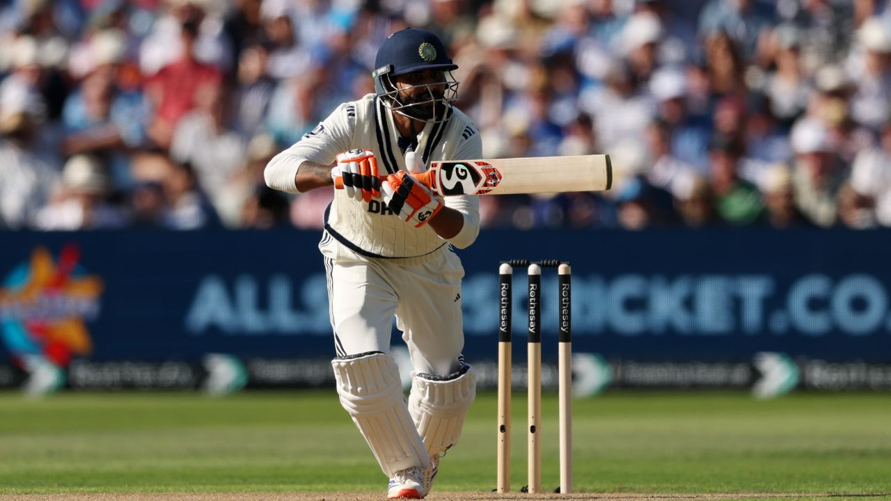 IND VS ENG: शतक हुकलं पण मन जिंकलं ‘सर जडेजा’! टीम इंडियाला अडचणीतून काढलं फोटो सौजन्य – X (BCCI)