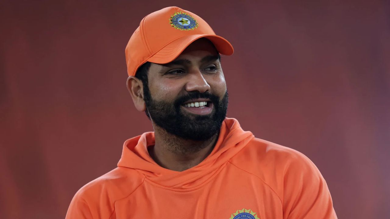 एकदिवसीय क्रिकेटच्या इतिहासातील सर्वात मोठी खेळी खेळण्याचा विश्वविक्रम रोहित शर्माच्या नावावर आहे. त्याने २०१४ मध्ये श्रीलंकेविरुद्ध २६४ धावा केल्या. एकदिवसीय सामन्यात त्याच्या नावावर सर्वाधिक द्विशतके आहेत, म्हणजेच तीन. कसोटीत, त्याने २०१९ मध्ये दक्षिण आफ्रिकेविरुद्ध डावाची सुरुवात करताना २१२ धावा केल्या तेव्हाच त्याने हा पराक्रम केला आहे. फोटो सौजन्य - X