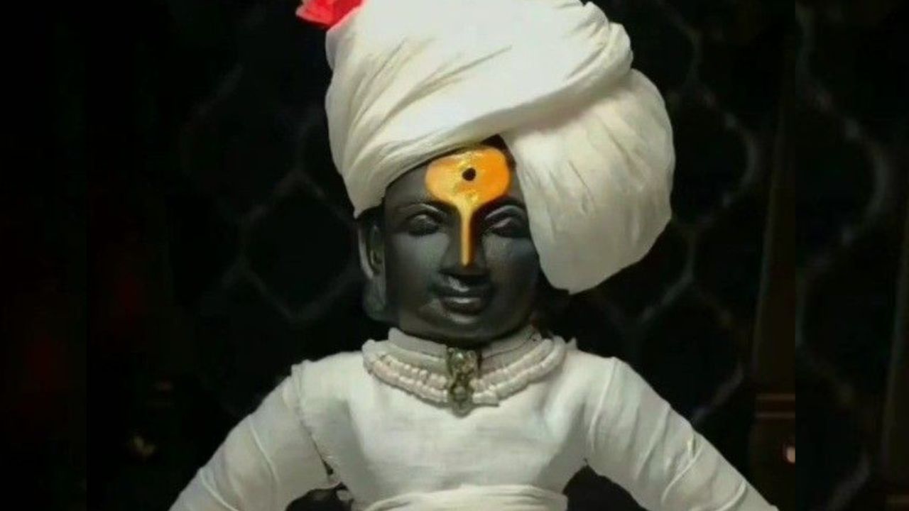 अष्टगंध, अबीर आणि चंदन यांचं मिश्रण असलेला गंध विठ्ठलाच्या कपाळी लावला जातो. या गंधांचं अनेकांना आकर्षण वाटतं. विठ्ठलाच्या भाळावर गोलाकार टिळा त्याच्या नाकाजवळ निमुळता होत जातो. 