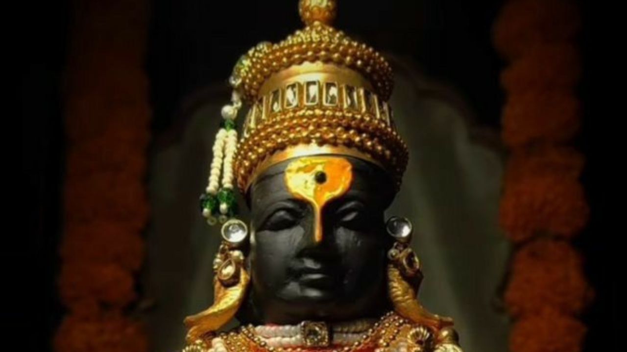 या चंदनाच्या गोलाकार टीळ्याच्यामध्ये काळ्या रंगाचा छोटासा ठिपका आहे. हा ठिपका अबीराने लावला जातो. याचा अर्थ शेषनागाच्या काळ्या रंगाच्या कांतीसमान हा रंग आहे. 