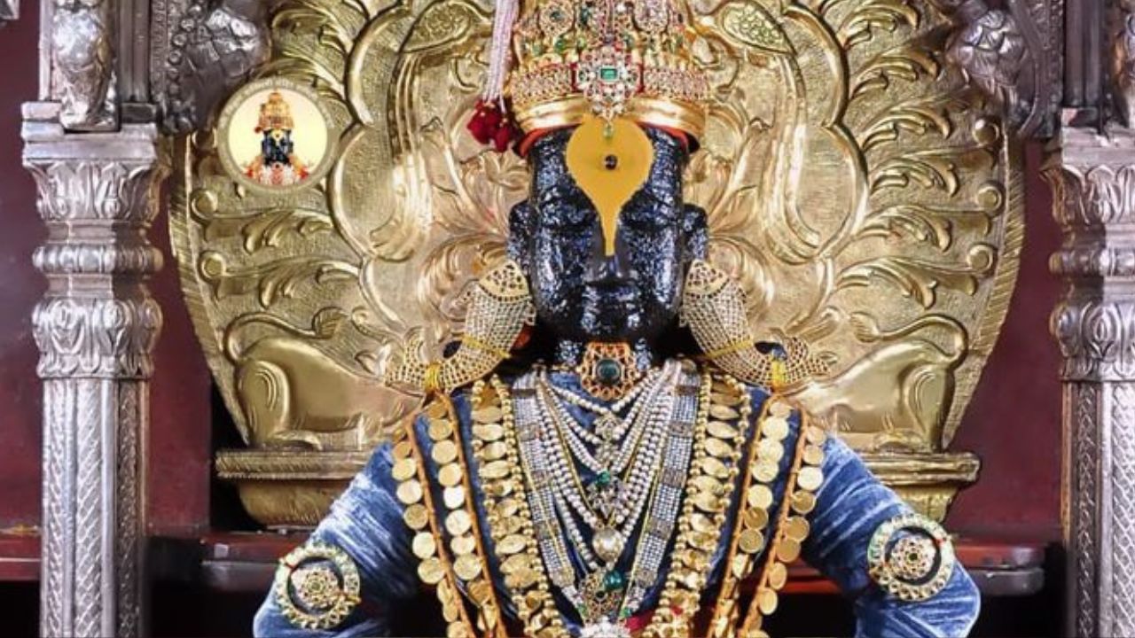 विठ्ठलाच्या कपाळावरचा गोळाकार चंदनाचा टिळा हा त्याच्या नाकाजवळ निमुळता होत जातो. म्हणजेच हा आकार शेषनागाच्या फण्यासारखा आहे. 