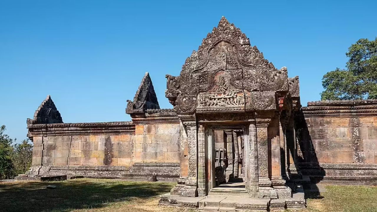 1907 मध्ये, फ्रेंच अधिकाऱ्यांनी एक सर्वेक्षण केले आणि पाणलोट रेषेपासून वेगळी झालेली सीमा दर्शविणारा नकाशा काढला आणि संपूर्ण ओह विहार प्रदेश कंबोडियाच्या बाजूने ठेवला. 1941 मध्ये, थायलंडने जपानसोबतच्या युद्धकाळातील युतीचा भाग म्हणून प्रीह विहियर आणि इतर भागांवर कब्जा केला. पाच वर्षांनंतर कंबोडियाने निषेध केला आणि आंतरराष्ट्रीय न्यायालयात (ICJ) दावा दाखल केला. 