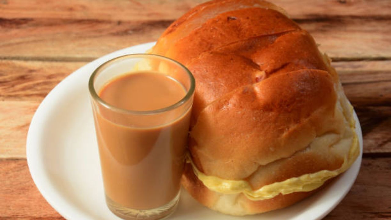 ब्रेड आणि चहा यांच काॅम्बिनेशन शरारात आम्लाची पातळी वाढवण्याचे काम करते. यांचे एकत्रित सेवन केल्यास गॅस, छातीत जळजळ आणि अपचन यासारख्या समस्या उद्भवू शकतात
