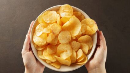 Shravan 2025 : उपवासाला भूक लागते? मग बाहेरून कशाला आता घरीच बनवा कुरकुरीत बटाट्याचे चिप्स