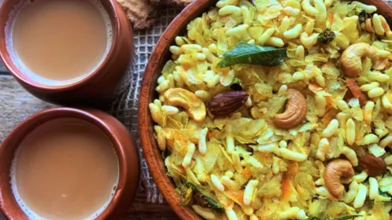 चिवडा, चिप्स असे खारट पदार्थ चहासोबत खाल्लयाने शरीरातील पाणा बाहेर पडते कारण त्यात सोडियमचे प्रमाण अधिक असते. हे दोन्ही एकत्रितपणे शरीरीला डिहायड्रेट करु शकतात आणि पोटफुगी, थकवा यासारख्या समस्या निर्माण करु शकते 
