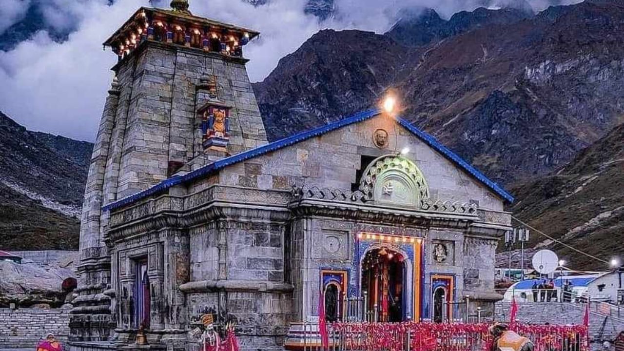 केदारनाथ मंदिर, उत्तराखंड राज्यातील एक प्रसिद्ध हिंदू मंदिर आहे. हे मंदिर भगवान शंकराला समर्पित असून बारा ज्योतिर्लिंगांपैकी एक आहे. महाभारत काळात पांडवांनी येथे पूजा केल्याचे सांगितले जाते. हे मंदिर खूप उंचावर असून ६ महिने हे बर्फाने झाकलेले असते. ज्यामुळे फक्त ६ महिने त्याला भाविकांसाठी खुले केले जाते
