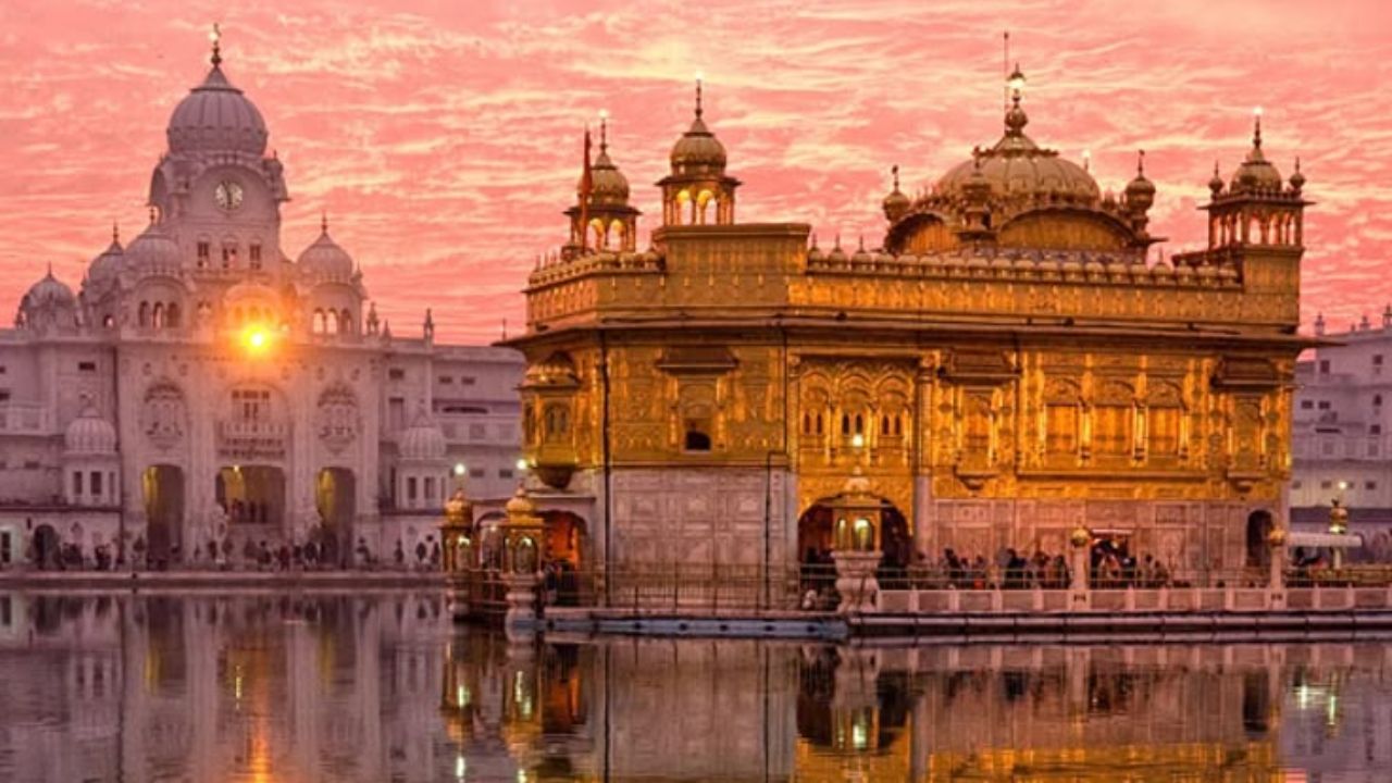 पंजाबमधील अमृतसर शहर या यादित ४३ व्या क्रमांकावर आहे. अमृतसरी कुलचा, दाल मखनी, बटर चिकन, पालक पनीर, सरसो दा साग हे येथील लोकप्रिय पदार्थ आहेत 
