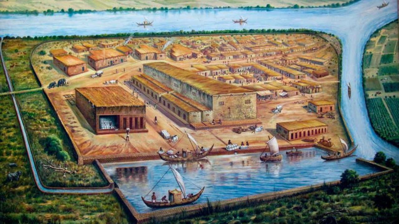गुजरात राज्यातील कच्छ जिल्ह्यातील भचौ तालुक्यातील खादीरबेट येथे स्थित धोलावीरा हे एक पुरातत्वीय स्थळ आहे. हे शहर ३०००-१५०० ईसापूर्व पासून अस्तित्वात होते. प्राचीन काळात येथे प्रगत जलसंचय तंत्रे, प्रचंड जलाशय आणि विचारपूर्वक डिझाइन केलेली अनेक ठिकाणे होती. पण हवामान बिघडल्यामुळे इथे अचानक दुष्काळ पडला आणि इथल्या रहिवाशांना हळूहळू हे ठिकाण सोडावे लागले. हे शहर आता एक ओसाड जमीन बनली असून आता इथे फक्त काही प्राचीन अवशेष शिल्लक आहेत जे तिथे राहणाऱ्या लोकांच्या कौशल्याची आणि त्याच्या गायब होण्याच्या गूढतेची साक्ष देतात. 
