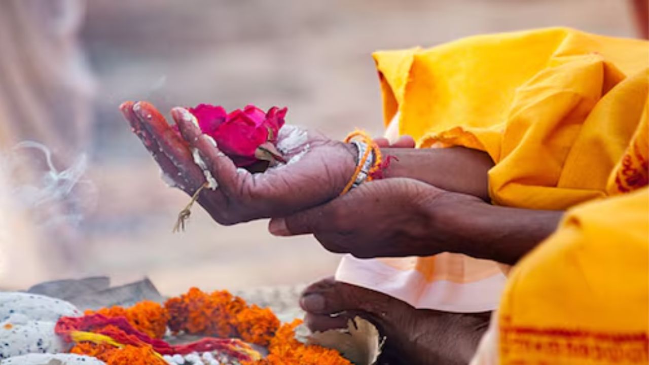 गरुड पुराणानुसार, तुम्ही जर या गोष्टी वापरल्या तर तुमच्यावर पितृदोषाची समस्या ओढवू शकते. या वस्तू वापरल्यास मानसिक आजारांचाही धोका वाढू शकतो 
