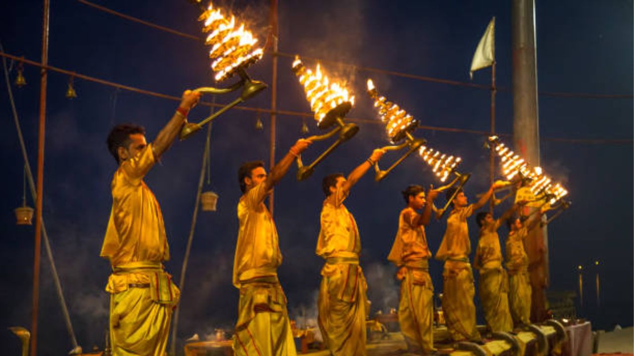 याचे प्रमुख कारण म्हणजे, काशी शहर हे भगवान शिवाच्या त्रिशूळावर आहे आणि ज्या ठिकाणाी ज्योतिर्लिंग स्थापन करण्यात आलं आहे ते कधीही नाहीसे होणार नाही 
