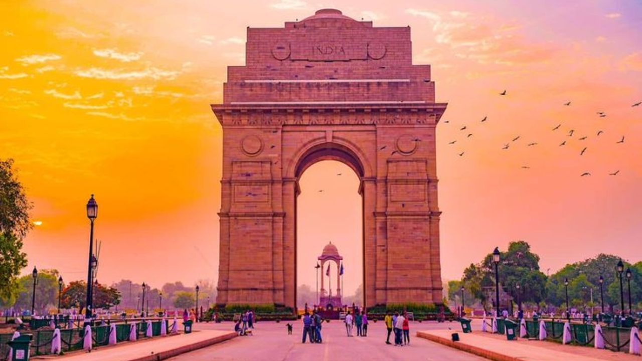 देशाची राजधानी दिल्लीचाही यात समावेश असून दिल्ली या यादित ४५ व्या क्रमांकावर आहे. दिल्लीत मोमोज, चाट, छोले भटुरे असे अनेक चिविष्ट पदार्थ चाखता येतात 
