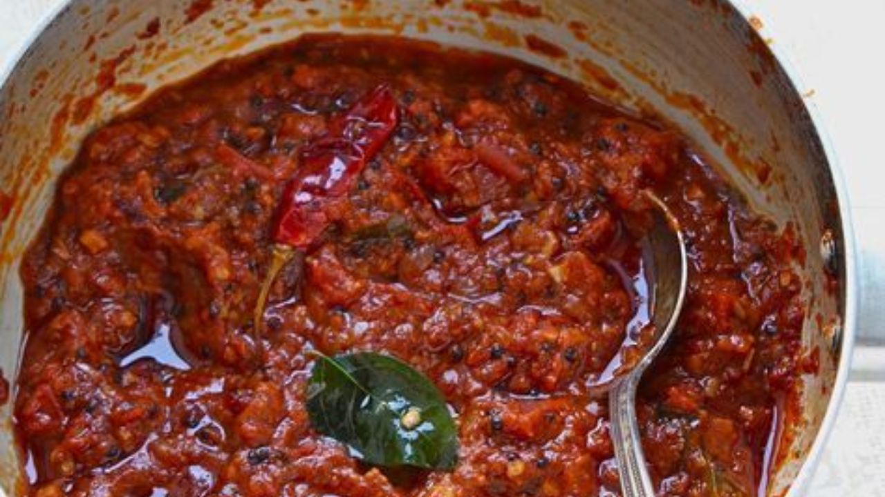 टोमॅटोपासून बनवले जाणारे कोणतेही पदार्थ स्टीलच्या भांड्यात साठवून ठेवू नये. टोमॅटोपासून बनवले गेलेले पदार्थ देखील स्टीलशी प्रतिक्रिया करतात आणि ते खाल्ल्याने तुम्ही आजारी पडण्याची शक्यता असते 
