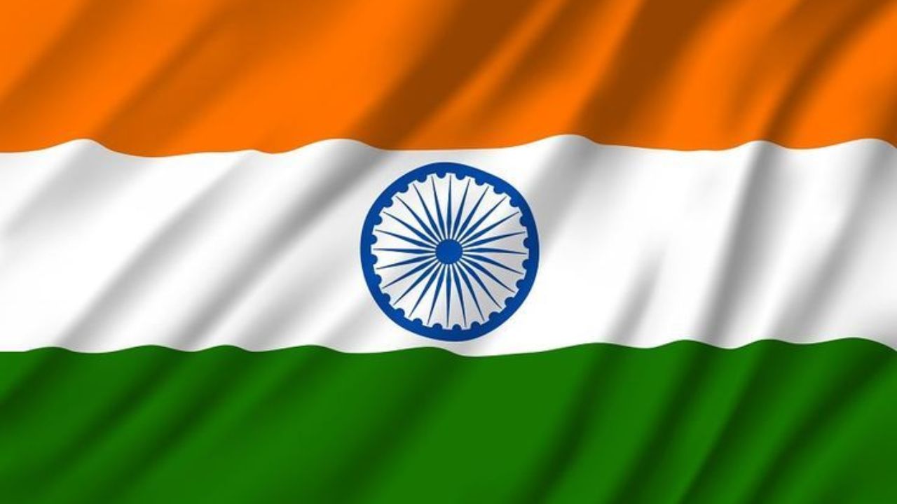 भारताचा राष्ट्रीय ध्वज, तिरंगा हा २२ जुलै १९४७ रोजी संविधान सभेद्वारे स्वीकारण्यात आला. याची रचना पिंगली व्यंकय्या यांनी केली. यात भगवा, पांढरा आणि हिरवा असे तीन रंग आहे. भगवा रंग हा धैर्य, त्यागाचे प्रतीक आहे तर पांढरा रंग सत्य, शांतता आणि पवित्रतेचे प्रतीक आहे. हिरवा रंग हा समृद्धी आणि विकासाचे प्रतीक आहे. 
