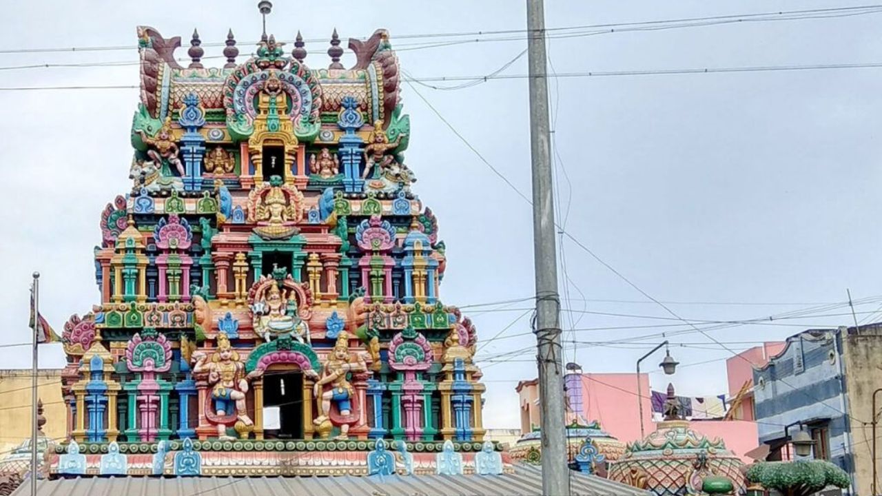 एकंबेश्वरनाथ मंदिर तामिळनाडूतील कांचीपुरम येथे वसले असून ते भारतातील पंचभूत स्थळांपैकी एक आहे. धार्मिक मान्यतेनुसार, हेच ते ठिकाण आहे जिथे देवी पार्वतीने संतप्त भगवान शिव यांना प्रसन्न करण्यासाठी वाळूपासून शिवलिंग स्थापित करून येथे तपस्या केली होती. या मंदिराची उंची सुमारे २०० फूट आहे. 
