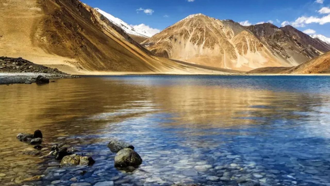 लडाखमधील समितसर तलाव देखील हिमवर्षाव आणि सूर्यप्रकाशाच्या प्रभावामुळे आपला रंग बदलतो. कधीकधी हे सरोवर चमकदार निळे दिसते तर कधीकधी गडद हिरवे दिसू लागते 
