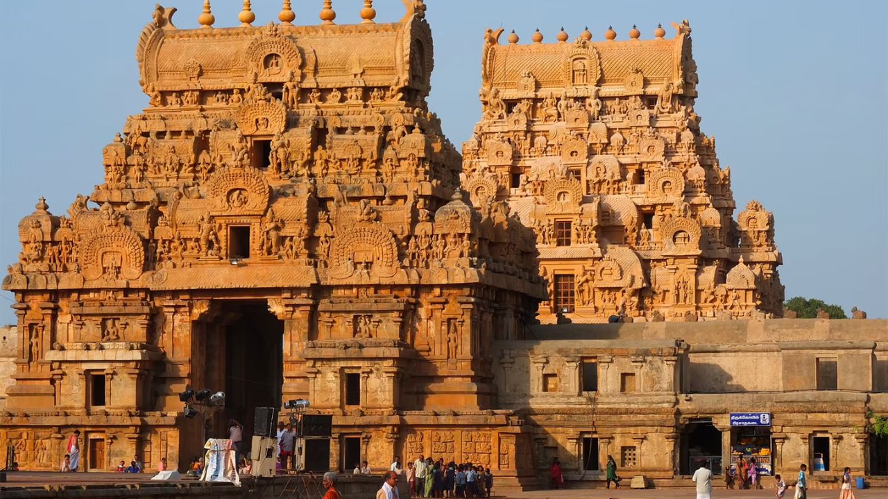 चोल साम्राज्य हे दक्षिण भारतातील एक शक्तिशाली तमिळ राजवंश होते ज्याने ९ व्या शतकापासून ते १३ व्या शतकापर्यंत राज्य केले. या साम्राज्याची राजधानी कावेरीपट्टिनम किंवा पुहार होती. हे चोल साम्राज्याचे एक समृद्ध बंदर होते, ज्याच्या समृद्धीचे आणि चैतन्याचे वर्णन सिलप्पादिकरम सारख्या प्राचीन तमिळ साहित्यात केले आहे. परंतु ५०० च्या सुमारास, एका मोठ्या त्सुनामीने हे बंदर शहर उद्ध्वस्त केले. चोल साम्राज्य हे भारतीय इतिहासातील एक महत्त्वाचे आणि वैभवशाली साम्राज्य होते, ज्याने दक्षिण भारताच्या इतिहासावर आणि संस्कृतीवर मोठा प्रभाव टाकला. 
