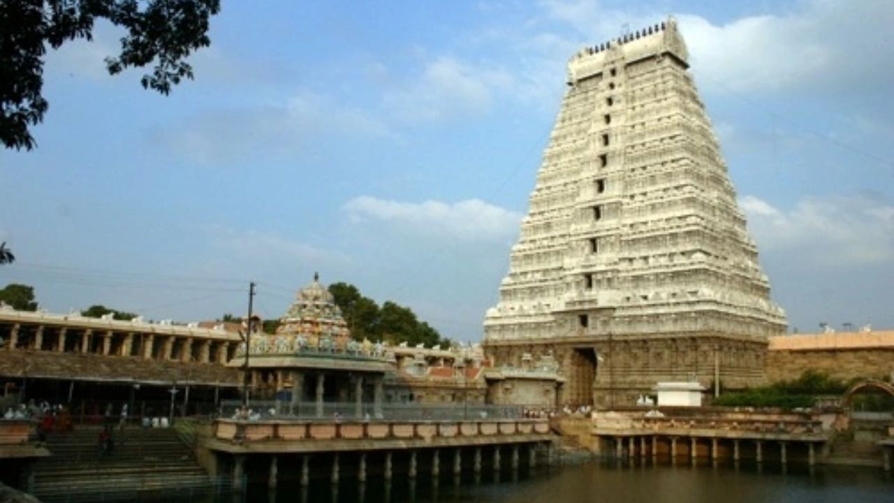 अरुणाचलेश्वर मंदिर, ज्याला अण्णामलाईयार मंदिर म्हणूनही ओळखले जाते, हे तमिळनाडू राज्यातील तिरुवन्नमलाई शहरात आहे. हे मंदिर भगवान शिवाचे असून ते अग्नी तत्वाचे प्रतिनिधित्व करते. दरवर्षी नोव्हेंबर-डिसेंबरमध्ये येथे दीपम उत्सव साजरा केला जातो, ज्यात मंदिराच्या टेकडीवर एक मोठा दिवा लावला जातो. हा दिवा इतका मोठा आणि प्रज्वलित असतो की दोन-तीन किलोमीटर अंतरावरूनही त्याला सहज पाहता येते
