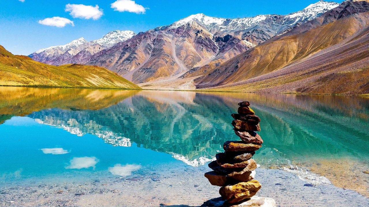 हिमाचल प्रदेशमधील चंद्रताल तलाव हे सकाळी आणि सायंकाळी आपला रंग बदलते. हे तलाव कधी कधी जांभळ्या रंगाचे दिसते ज्यामुळे याचे दृश्य आणखीनच सुंदर वाटू लागते. फोटोप्रेमींसाठी हे ठिकाण एक उत्तम पर्याय आहे 
