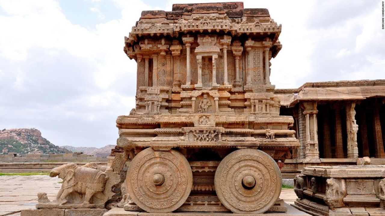विजयनगर हे प्राचीन काळात कर्नाटकात भरभराटीला आलेले एक शक्तिशाली साम्राज्य होते. या साम्राज्याची राजधानी हंपी होती. हे शहर १४ व्या ते १६ व्या शतकापर्यंत भरभराटीला आले. त्या काळात ते संस्कृती, व्यापार आणि भव्य वास्तुकलेचे केंद्र होते. तथापि, १५६५ मध्ये तालीकोटाच्या युद्धानंतर, जेव्हा शत्रू सैन्याने शहरावर हल्ला केला, तेव्हा विजयानंतर भयानक हत्याकांड घडले. या काळात, शहर लुटले गेले आणि नष्ट केले गेले. आजही तेथे उभे असलेले मंदिरे, बाजारपेठा आणि राजवाड्यांचे अवशेष आपल्याला त्या वैभवशाली संस्कृतीची आठवण करून देतात. 

