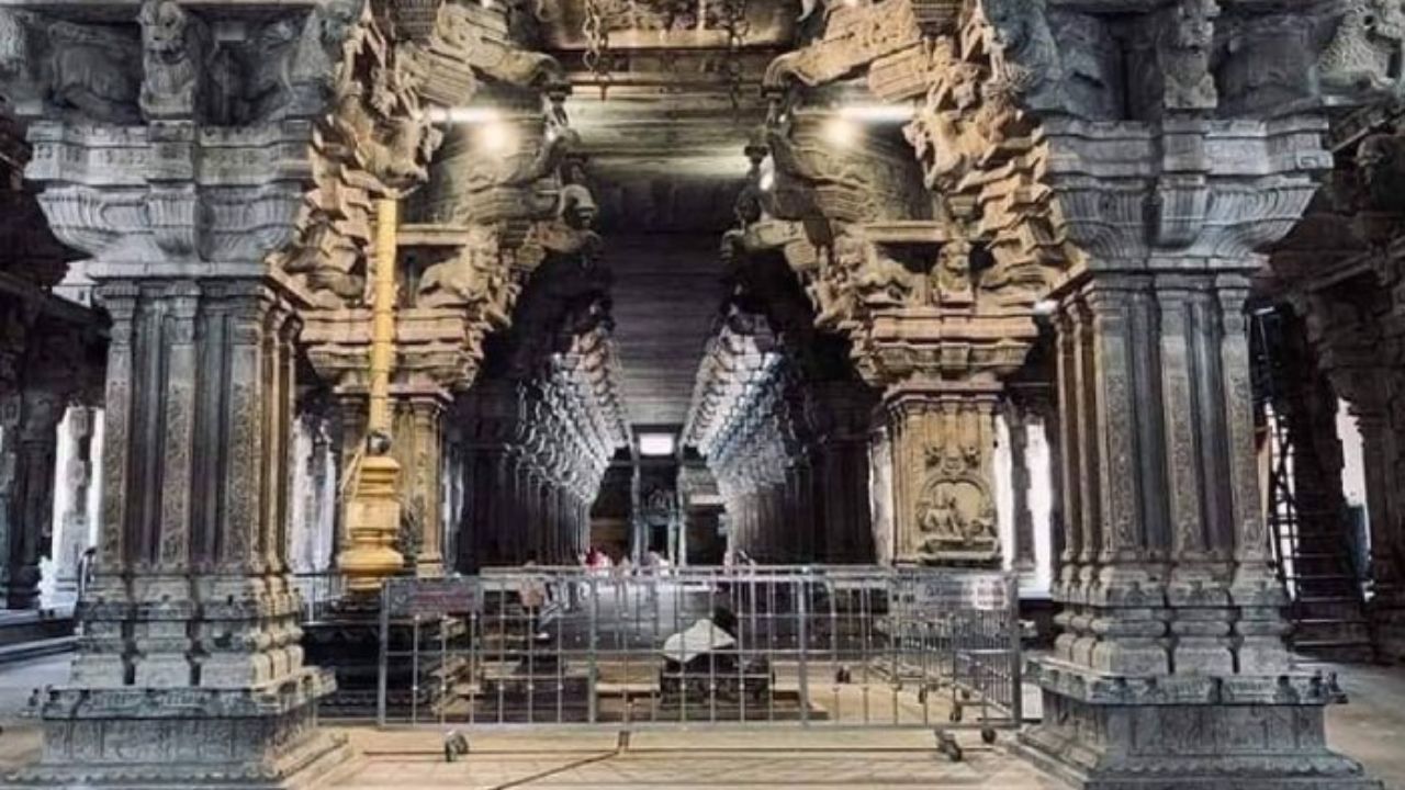 जंबुकेश्वर मंदिर, ज्याला थिरुवनायकल मंदिर म्हणूनही ओळखले जाते, हे तमिळनाडू राज्यातील तिरुचिरापल्ली जिल्ह्यात आहे. हे मंदिर भगवान शिवाचे असून ते जल तत्वाचे प्रतीक मानले जाते. मंदिराची खासियत म्हणजे याच्या गर्भगृहात एक पाण्याचा नैसर्गिक प्रवास आहे जो सतत वाहत असतो. मंदिर सुमारे १८०० वर्षे जुने असल्याचे मानले जाते
