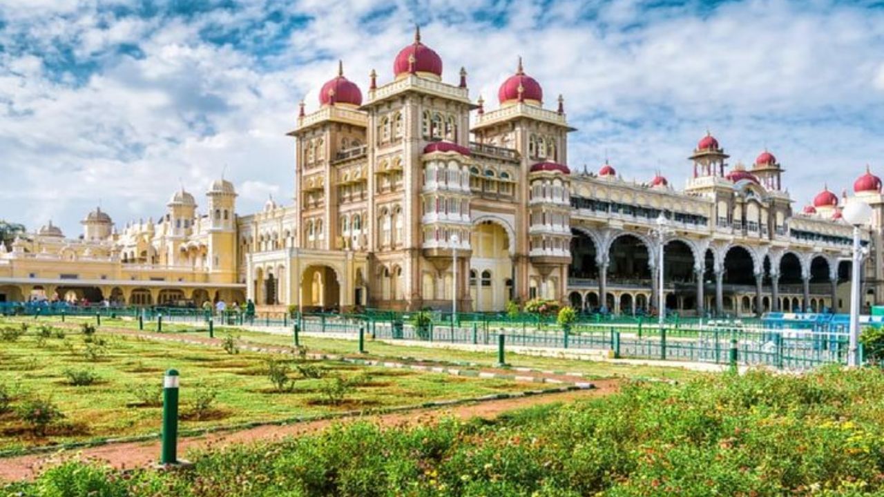 चेन्नई या यादित ६५ व्या स्थानावर असून डोसा, इडला, मेदू वडा, चिकन ६५ , उत्तपा आणि सांबार इथे मोठ्या प्रमाणात खाल्ले जाते
