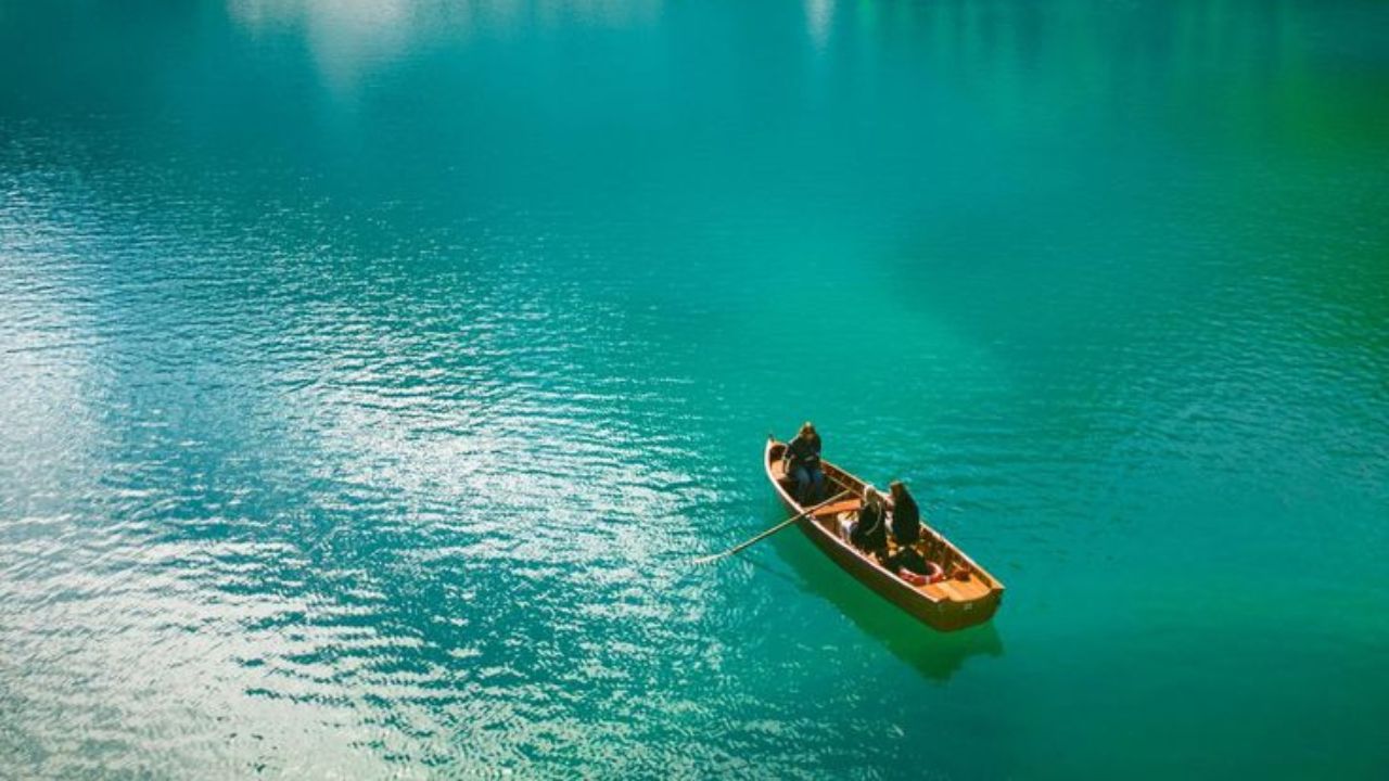 योग्य हंगामात गेलात तरच तुम्हाला या जादुई तलावांचे खरे सौंदर्य पाहता येईल.  उन्हाळ्यात, लडाख आणि हिमाचलमधील तलाव बर्फाशिवाय रंग बदलतात तर हिवाळ्यात, चिलिका आणि लोकटक तलाव पक्ष्यांनी भरलेले असतात.
