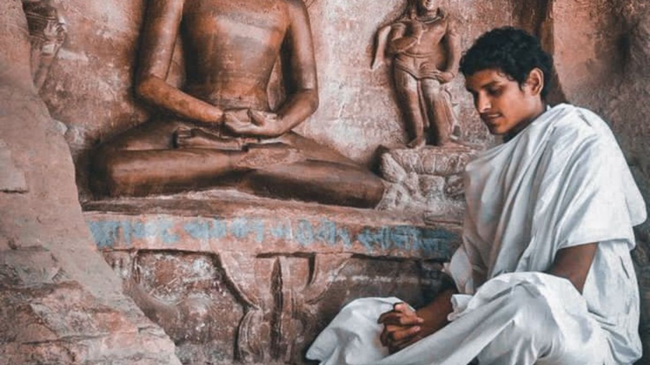 जैन धर्म मानतो की आत्मा अमर आहे आणि कर्मांच्या बंधनामुळे त्याला अनेक जन्म घ्यावे लागतात. सम्यक ज्ञान, दर्शन आणि आचरण यांच्या मदतीने आत्मा कर्मबंधनातून मुक्त होतो आणि मोक्ष प्राप्त करतो.
