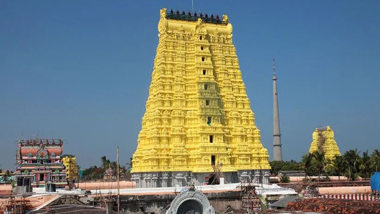 रामेश्वरम मंदिर, ज्याला रामनाथस्वामी मंदिर म्हणूनही ओळखले जाते, हे भारतातील तमिळनाडू राज्यातील रामेश्वरम बेटावर असलेले एक प्रसिद्ध हिंदू मंदिर आहे. हे मंदिर भगवान शंकराच्या बारा ज्योतिर्लिंगांपैकी एक आहे आणि हिंदू धर्मात अत्यंत महत्वाचे तीर्थक्षेत्र मानले जाते. रामेश्वरम ज्योतिर्लिंगाची स्थापना भगवान रामाने त्रेतायुगात समुद्र पार करण्यापूर्वी केली होती. 
